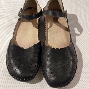 Pikolinos women’s black Mary Janes size 42/11.5